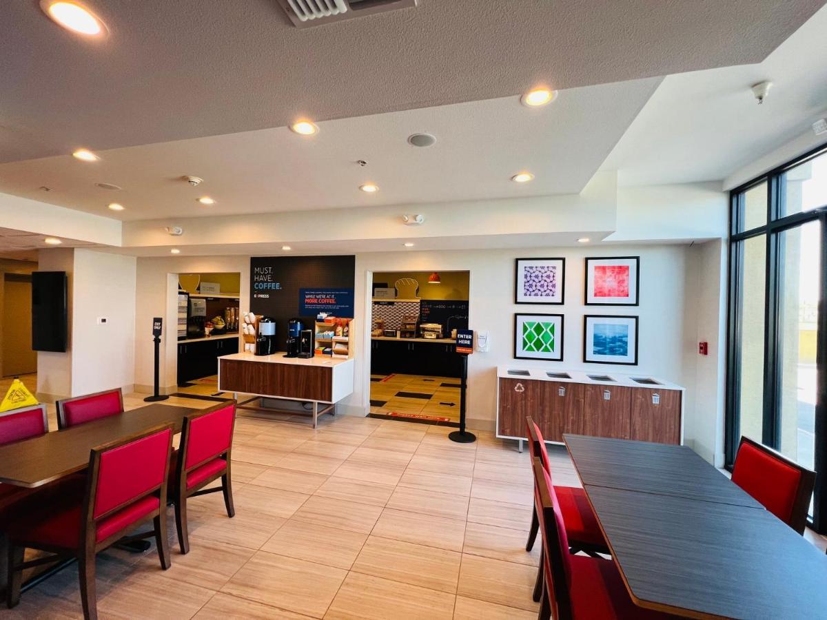 Holiday Inn Express & Suites Salinas By Ihg Exterior foto